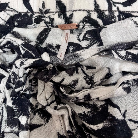 Free People Black White Floral Tie Front Flowy Shorts Boho S - Picture 4 of 4